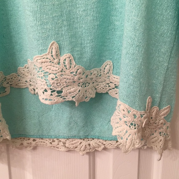 Sea foam green top with floral embellishments - Picture 4 of 6